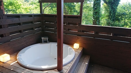 屋外スパ浴槽. 天然温泉露天風呂1棟貸し別荘。城ケ崎吊り橋まで徒歩5分の自然に囲まれた環境です。 - 城ヶ崎海岸吊り橋の家 / 伊東市 静岡県