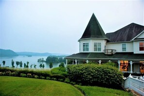 Exterior - Cardinal Suite (Kingston)