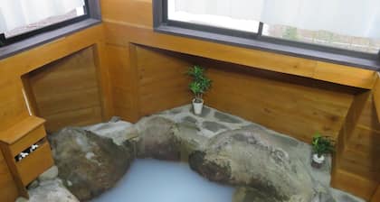 A detached cottage in nature and a rock bath Time / Nasugun Tochigi