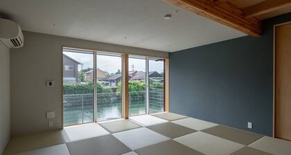 A relaxing space where you can feel the waterside  / Kuwana Mie