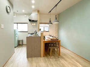 Dining - Somato B Deep Osaka Ideal as a base for sightse - Deep Osaka 2 minutes from B Soumato Station Perfect location for sightseeing in Namba  USJ Osaka up to 10 people / Osaka Ōsaka (Osaka)