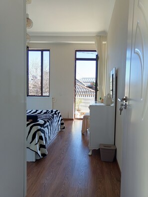 1 Schlafzimmer, Zimmersafe, Schreibtisch, Bügeleisen/Bügelbrett