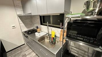 Fridge, microwave, stovetop, cookware/dishes/utensils