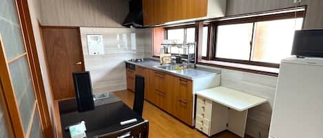 Refrigerador, microondas y utensilios de cocina