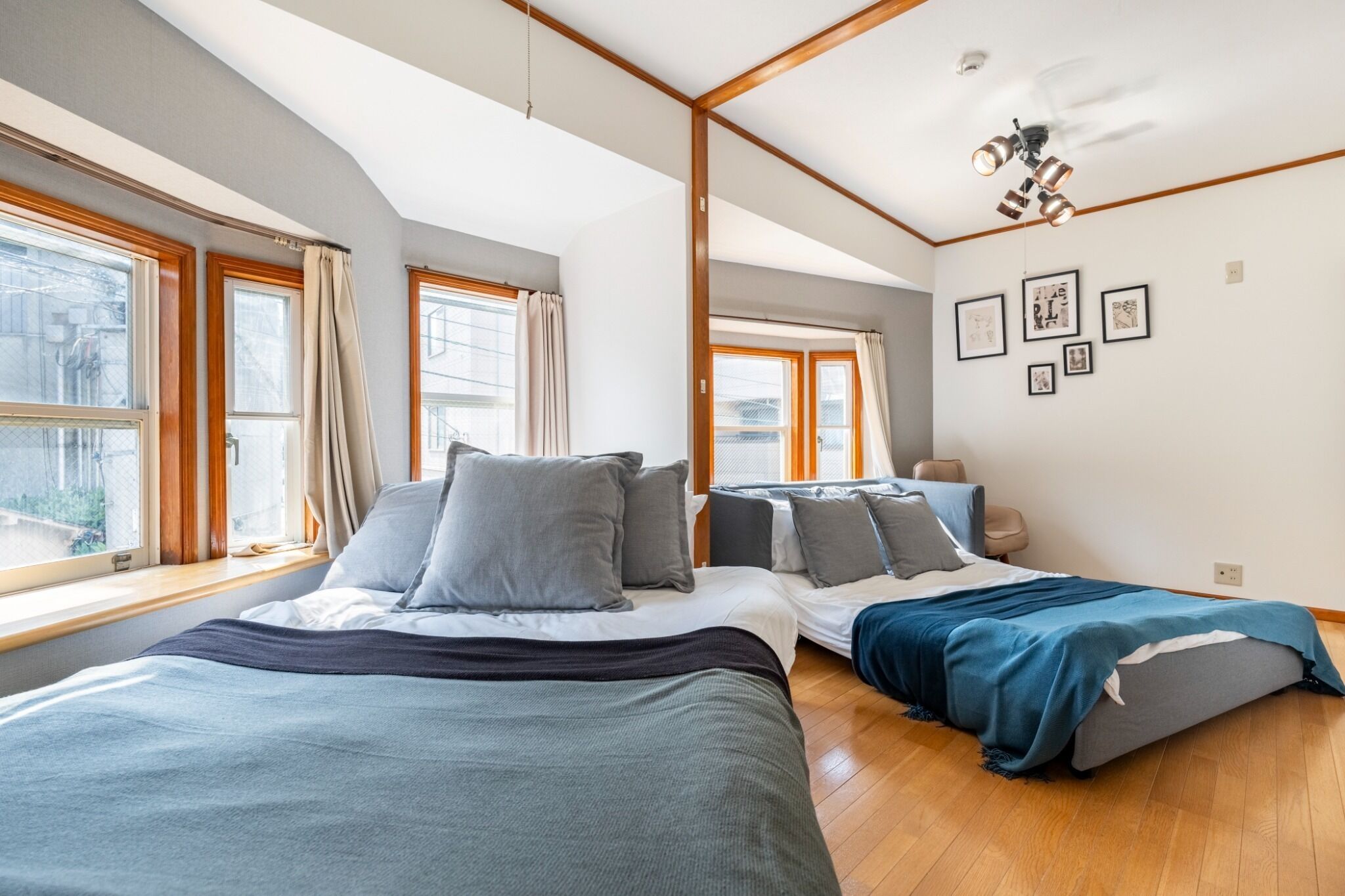 4 quartos, escrivaninha, ferros/tábuas de passar roupa