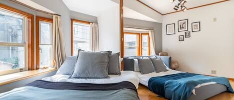 4 quartos, escrivaninha, ferros/tábuas de passar roupa