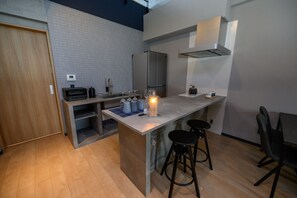 Fridge, microwave, stovetop, cookware/dishes/utensils