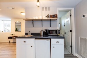 冷蔵庫、電子レンジ、コーヒー / ティーメーカー、電気ポット