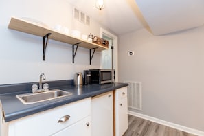 Fridge, microwave, coffee/tea maker, electric kettle - Modern 1 Bedroom Suite - Nashville / Brentwood (Nashville)