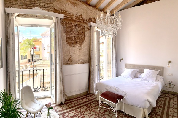 Deluxe Room | Desk, blackout drapes, soundproofing, WiFi (free)