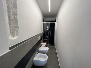 Haartrockner, Handtücher, Seife, Toilettenpapier
