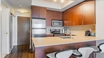 Refrigerador, microondas, horno y parrilla de estufa