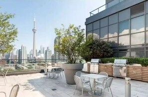 Outdoor dining - 1King 1Queen 1Twin Beds/CN TowerView/Luxury Suite (Toronto)