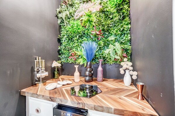 Interior - 30 Day + Stay Blossom Suite w/ Fireplace & Wet Bar in Pleasant Ridge (Cincinnati)