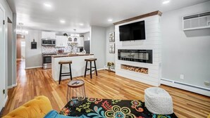 Eine moderne Wohnung mit Küche, Essbereich und Wohnzimmer.