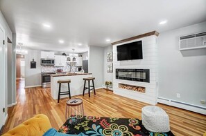 A modern apartment with a kitchen, dining area, and living room. - Pleasant Ridge 2BR Furnished Apartment | Extended Stay (Cincinnati)