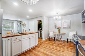 Fridge, microwave, oven, stovetop - 30 Day + Stay Blossom Suite w/ Fireplace & Wet Bar in Pleasant Ridge (Cincinnati)