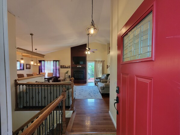 Smart TV, fireplace - Westy Escape 2 Living Rooms, 2 Primary Bedrooms, Bar, BBQ, FirePit, Patio (Westminster)