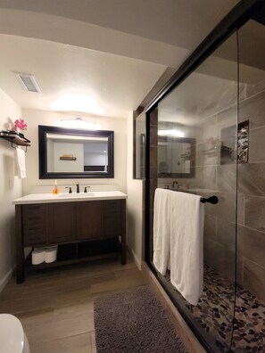 Shower, hair dryer, towels, soap - Westy Escape 2 Living Rooms, 2 Primary Bedrooms, Bar, BBQ, FirePit, Patio (Westminster)