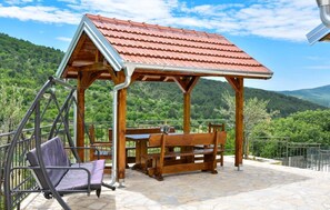 Outdoor dining - Holiday home Vrvilo- with a private pool and a playground (Brštanovo)