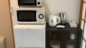 Fridge, microwave, stovetop, cookware/dishes/utensils