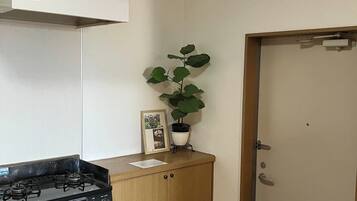 Fridge, microwave, stovetop, cookware/dishes/utensils