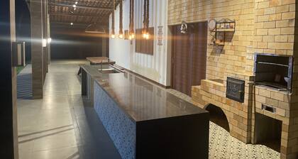 Sitio com 8 Suítes na Linha Verde com rio e Piscina, a 15 Minutos da Praia