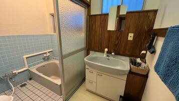 Sèche-cheveux, serviettes fournies