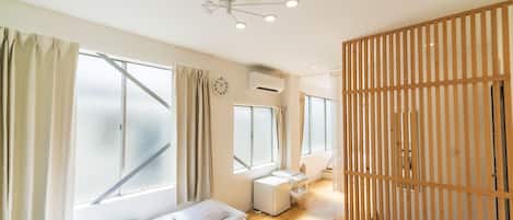 2 多间卧室、办公桌、免费 WiFi、床单