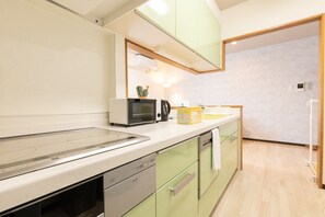 Kjøleskap, mikrobølgeovn, kokeplater og kjøkkenutstyr