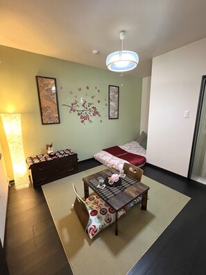 Un salon moderne comprenant un ensemble de canapés, une table à manger avec des chaises, une lampe et des œuvres d’art murales.