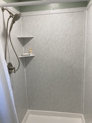 Dusch, hårtork, handdukar och tvål