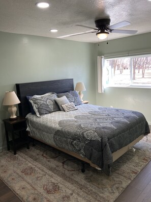 2 dormitoris, planxa i posts de planxar i un bressol de viatge 