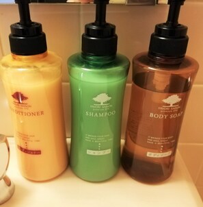 Secador de cabelo, toalhas de banho