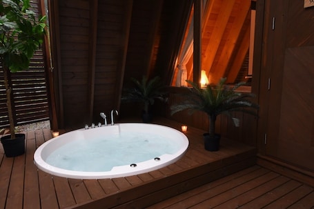 Outdoor spa tub. Anglers Base Glamping Lodge 201 Glamping 1 nigh / Yoshino-gun Nara