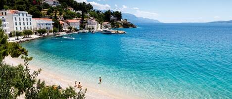 Una spiaggia nelle vicinanze