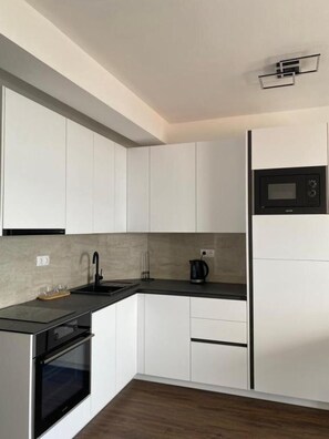 Frigorifero, microonde, forno, piano cottura