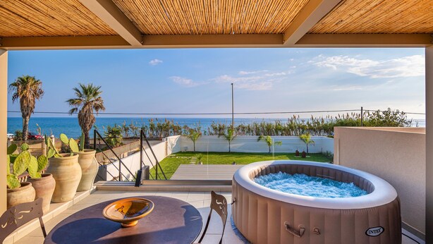 A balcony with a hot tub, potted plants, and a view of the sea. - Villa Iside - Santa Maria Del Fo... (Santa maria del focallo)