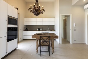 Frigorifero, microonde, forno, piano cottura