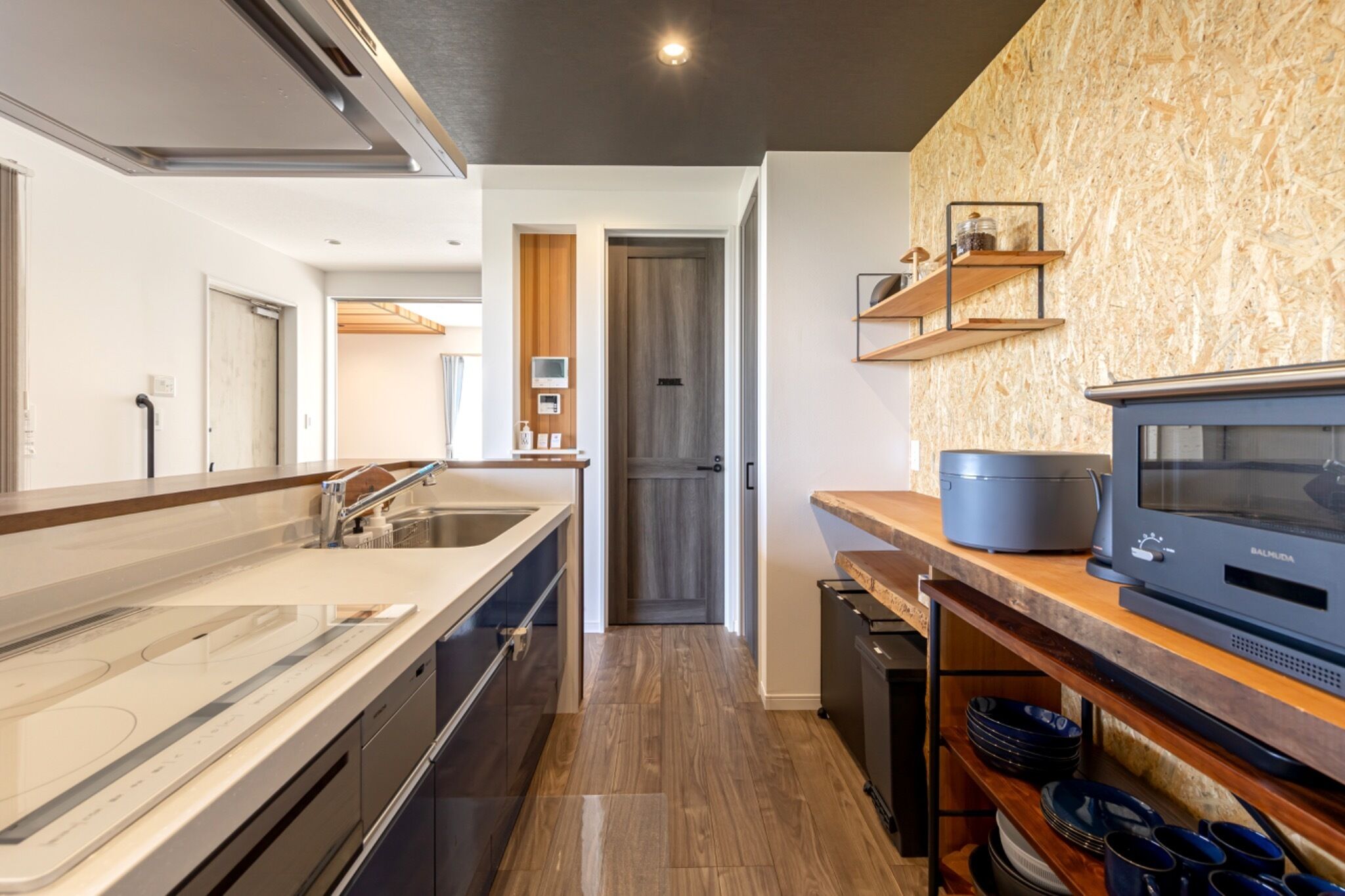 Kühlschrank, Mikrowelle, Herdplatte, Kochgeschirr/Geschirr/Besteck