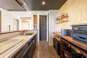 Kylskåp, mikrovågsugn, spishäll och grytor/köksredskap