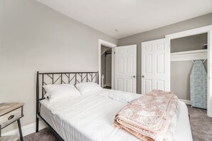 4 bedrooms, desk, iron/ironing board, free WiFi - Modern Spacious Condo on Gay St (Columbus)