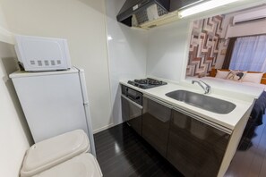 Fridge, microwave, stovetop, cookware/dishes/utensils
