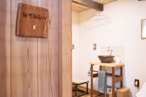 Interior - A private house renovated with natural materials and filled with the scent of wood / Wake-gun Okayama (Wake-gun)