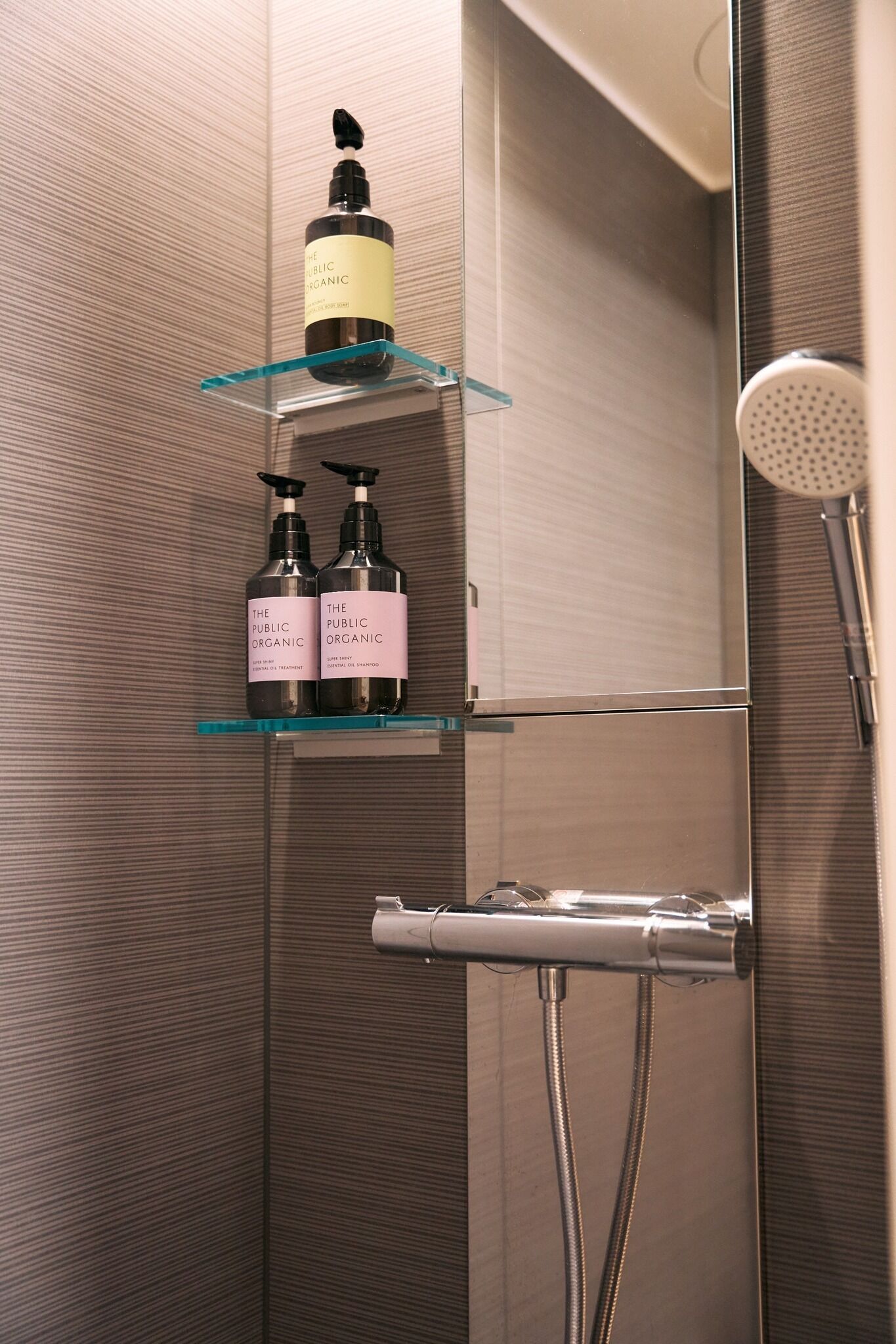 Sèche-cheveux, serviettes fournies