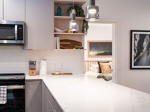 Condo | Cuisine privée | Réfrigérateur grande capacité avec congélateur, four à micro-ondes