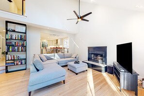 Télévision, table de tennis de table, livres, chaîne hi-fi