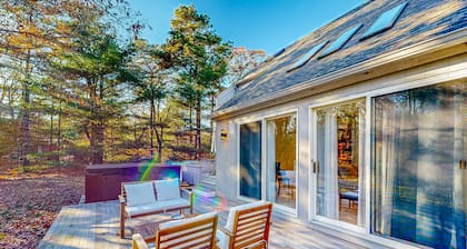 Charming home with private hot tub, firepit, deck, grill, outdoor shower, AC