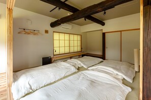 4 bedrooms, desk, free WiFi, bed sheets