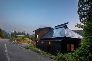 المنشأة من الخارج